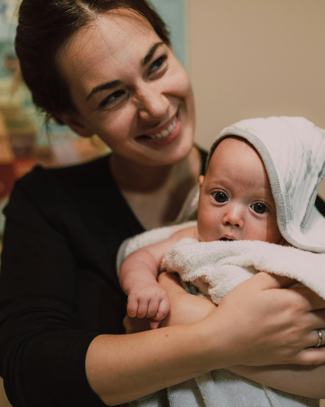 Describes the appearance of the image